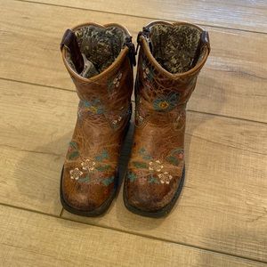 Shyanne Boots - Embroidered. Little girls. Size 7.